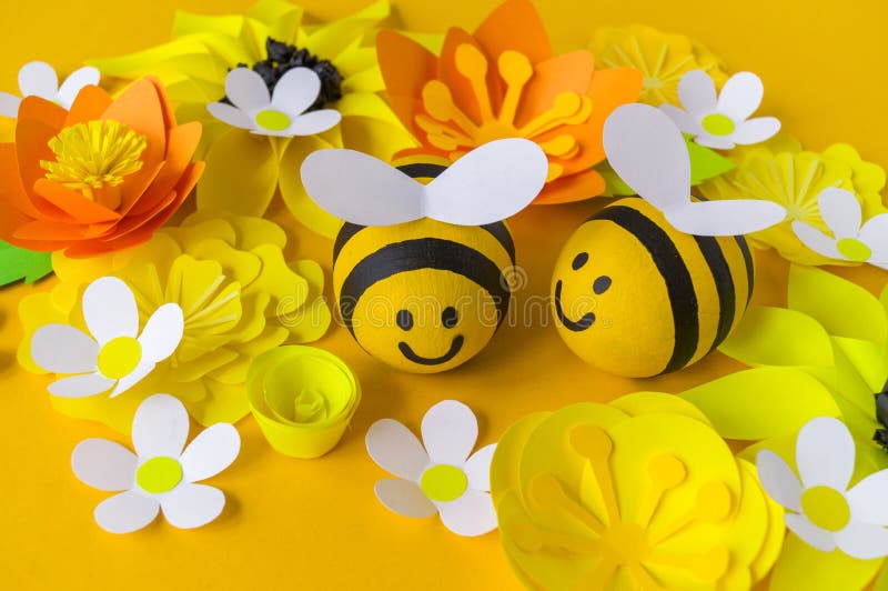 Miel de vacances Fond jaune Oeuf peint par abeille de travail manuel P?ques Fleur de papier d'origami lettrage photo libre de droits Miel de vacances Fond jaune Oeuf peint par abeille de travail manuel P?ques Fleur de papier d'origami lettrage photo libre de droits