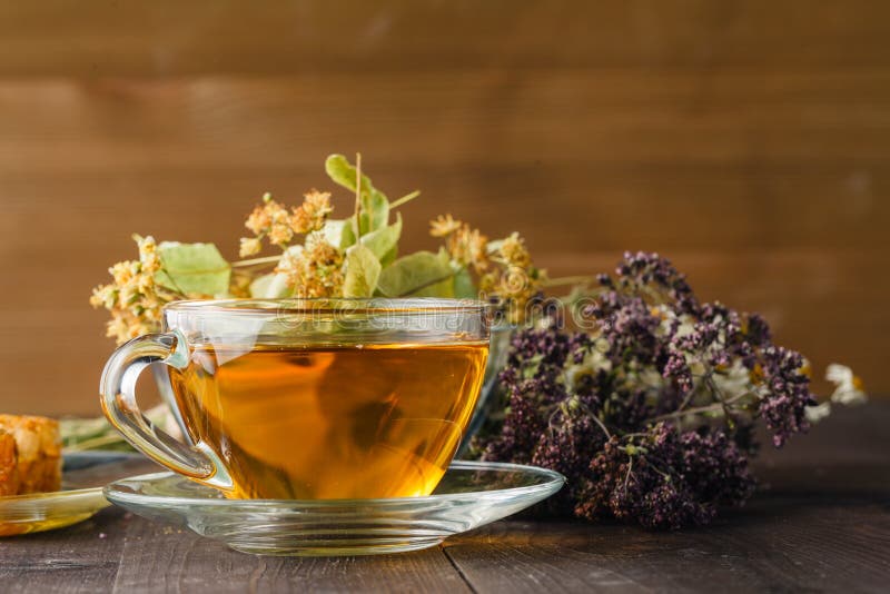 Miel liquide avec le nid d'abeilles et la tasse de thé à l'intérieur du groupe d'herbe sèche photo libre de droits Miel liquide avec le nid d'abeilles et la tasse de thé à l'intérieur du groupe d'herbe sèche photo libre de droits