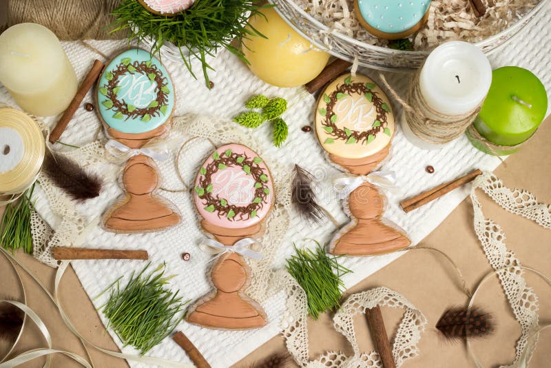 Miel-tortas del huevo de Pascua del regalo de la familia, pan de jengibre, diseño de la primavera de la celebración imagenes de archivo Miel-tortas del huevo de Pascua del regalo de la familia, pan de jengibre, diseño de la primavera de la celebración imagenes de archivo