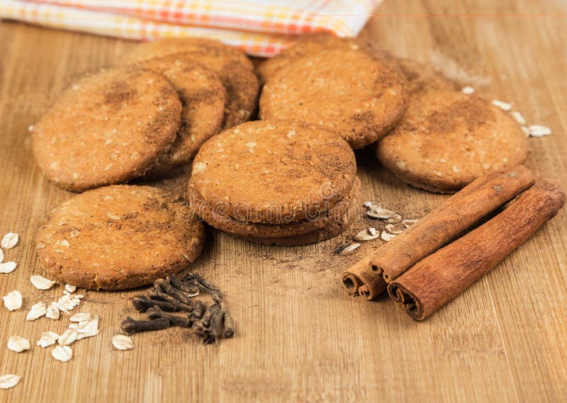 Miele dei biscotti con i dadi, i fiocchi di avena, la cannella ed i chiodi di garofano fotografia stock Miele dei biscotti con i dadi, i fiocchi di avena, la cannella ed i chiodi di garofano fotografia stock