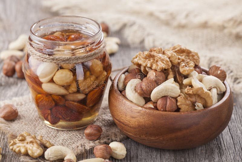 Miele e frutta secca mista immagini stock