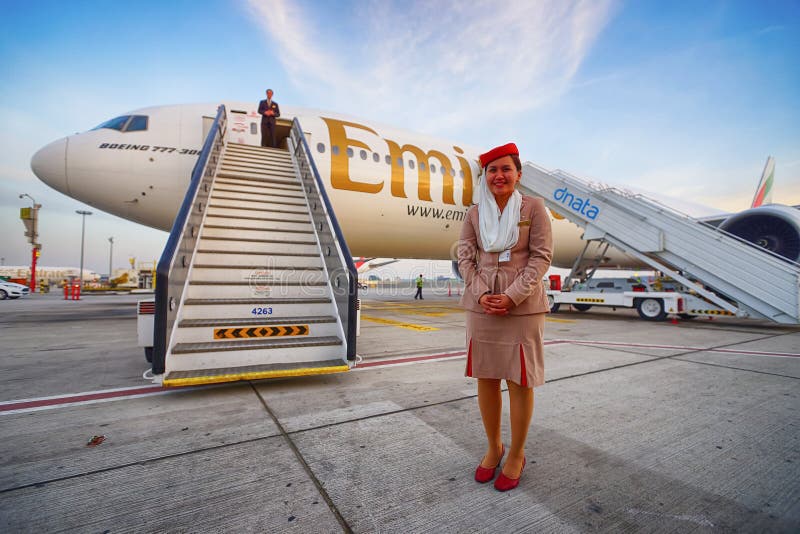 Miembro del equipo de los emiratos cerca de los aviones
