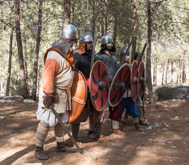 Miembros de la reconstrucción anual de la vida de los Vikingos - el ` de Viking Village del ` demuestra la formación de combate e
