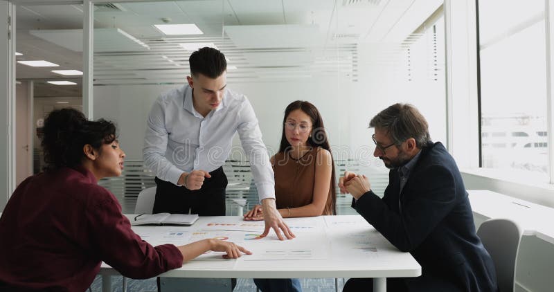 Miembros del equipo de negocios multinacionales que trabajan en la estrategia de marketing de proyectos almacen de metraje de vídeo