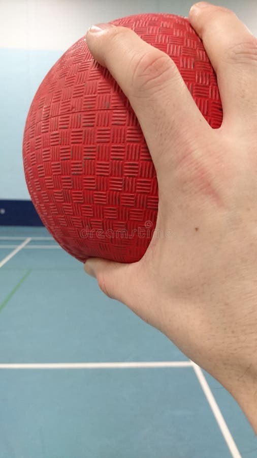 Mienie sztuczki czerwona piłka w sportshall