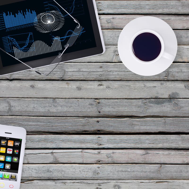 Mienta en smartphone, la tableta y el café de madera del piso imagen de archivo libre de regalías Mienta en smartphone, la tableta y el café de madera del piso imagen de archivo libre de regalías