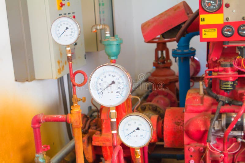 Mierzy skala na systemu kontrolnym w instalaci wodnokanalizacyjnej wśrodku budować przemysłowy obrazy stock Mierzy skala na systemu kontrolnym w instalaci wodnokanalizacyjnej wśrodku budować przemysłowy obrazy stock