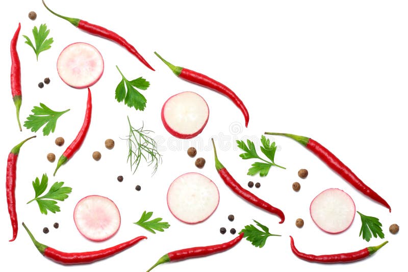 Miesza gorących chili pieprze z pietruszką, pokrojoną rzodkiew i czosnek odizolowywająca na białego tła odgórnym widoku ilustracji Miesza gorących chili pieprze z pietruszką, pokrojoną rzodkiew i czosnek odizolowywająca na białego tła odgórnym widoku ilustracji