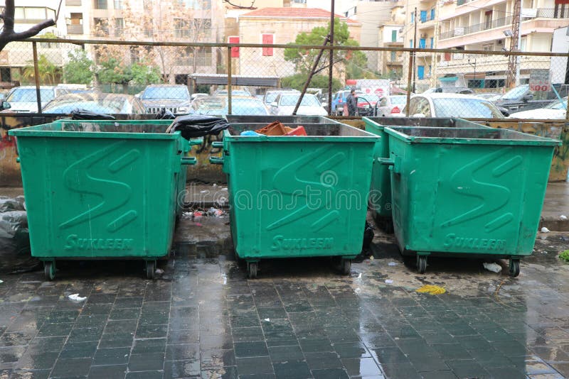 Mieszani miejscy stali jałowi zbiorniki oczekuje kolekcję w Bejrut, Liban