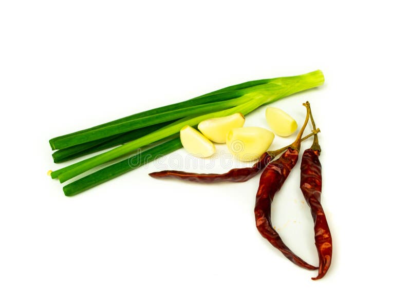 Mieszanka ingredien cebuli, chili pieprz, czosnek na białym tle obrazy royalty free Mieszanka ingredien cebuli, chili pieprz, czosnek na białym tle obrazy royalty free