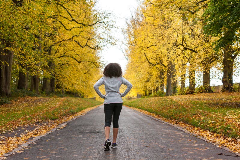 Mieszany Biegowy amerykanin afrykańskiego pochodzenia kobiety nastolatka sprawności fizycznej bieg