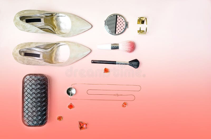 Mieszkanie nieatutowy Bożenarodzeniowa walentynka dnia przyjęcia stroju składu czerwień kuje akcesoria makeup sprzęgło na tle w k obrazy stock Mieszkanie nieatutowy Bożenarodzeniowa walentynka dnia przyjęcia stroju składu czerwień kuje akcesoria makeup sprzęgło na tle w k obrazy stock