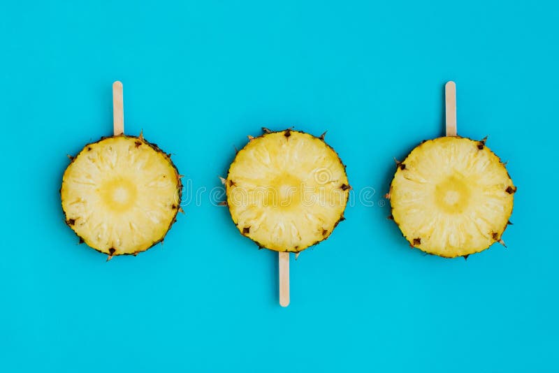 Mieszkanie nieatutowy okręgi ananas na drewnianym popsicle wtyka obrazy stock Mieszkanie nieatutowy okręgi ananas na drewnianym popsicle wtyka obrazy stock