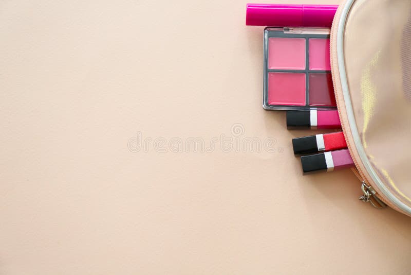Mieszkanie nieatutowy sk?ad z kosmetycznymi produktami na koloru tle fotografia royalty free Mieszkanie nieatutowy sk?ad z kosmetycznymi produktami na koloru tle fotografia royalty free