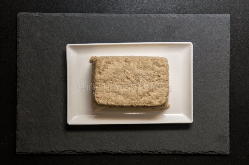 Mieszkanie nieatutowy z bliska Japoński jedzenie Kawałek tofu, bogactwo soj ser na białym prostokątnym talerzu, Czarny tło fotografia stock Mieszkanie nieatutowy z bliska Japoński jedzenie Kawałek tofu, bogactwo soj ser na białym prostokątnym talerzu, Czarny tło fotografia stock