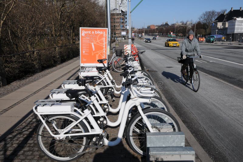 MIETEN SIE EIN ELEKTRISCHES FAHRRAD Redaktionelles Foto