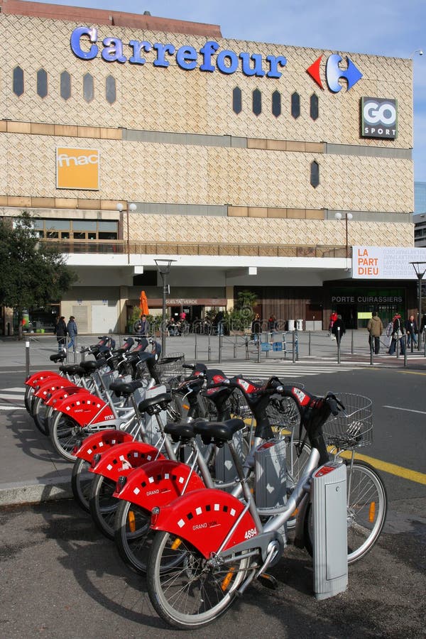 Mieten Sie Ein Fahrrad, Mailand, Italien Redaktionelles