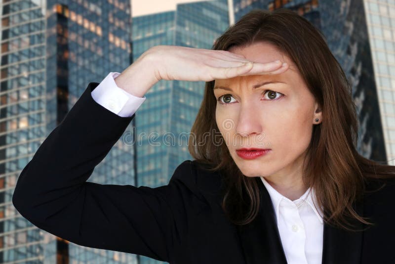 Mieć_nadzieja kobiety patrzeje naprzód z ręką w czoła biura dyrektorze wykonawczym obraz stock Mieć_nadzieja kobiety patrzeje naprzód z ręką w czoła biura dyrektorze wykonawczym obraz stock