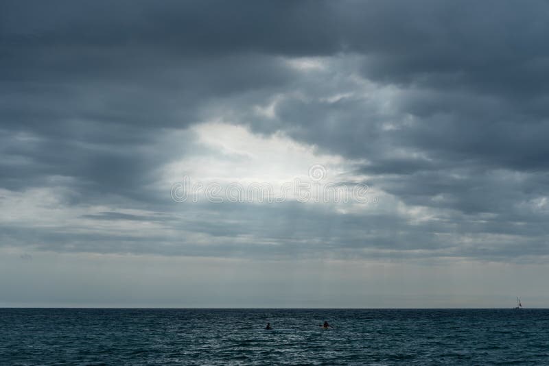 mig över någon som ska hållas ögonen på arkivfoto mig över någon som ska hållas ögonen på arkivfoto
