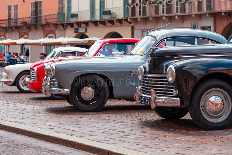 Miglia 1000 2017, Brescia - Italia 17 maggio 2017: La corsa di automobile storica di Mille Miglia fotografia stock Miglia 1000 2017, Brescia - Italia 17 maggio 2017: La corsa di automobile storica di Mille Miglia fotografia stock