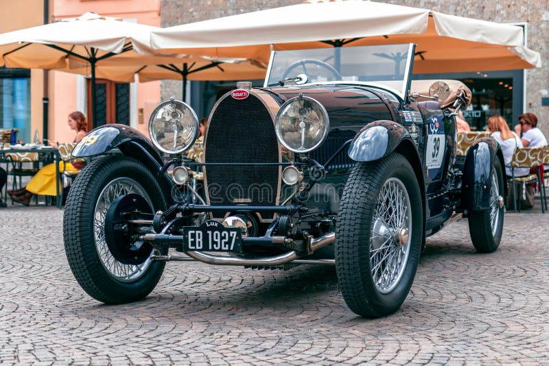 1000 Miglia 2017 Brescia, Włochy, - Maj 17, 2017: Historyczna Mille Miglia samochodowa rasa 1928 BUGATTI typ 44 Uroczysty sport zdjęcie royalty free 1000 Miglia 2017 Brescia, Włochy, - Maj 17, 2017: Historyczna Mille Miglia samochodowa rasa 1928 BUGATTI typ 44 Uroczysty sport zdjęcie royalty free