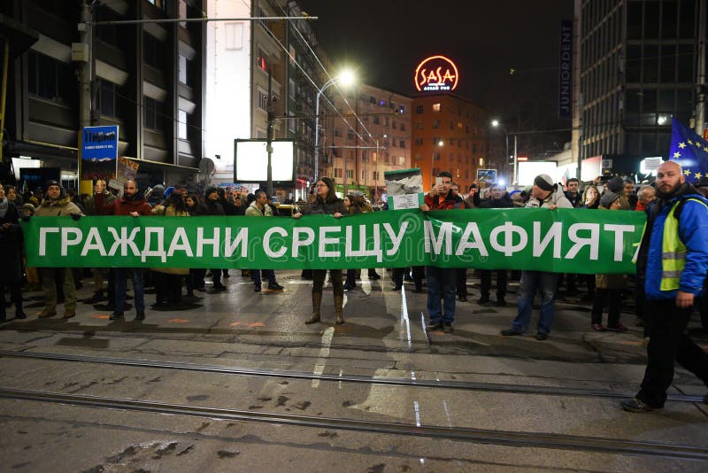 Migliaia di bulgari protestano contro i piani del governo per ampliare la località di soggiorno di corsa con gli sci di Bansko ne fotografia stock libera da diritti Migliaia di bulgari protestano contro i piani del governo per ampliare la località di soggiorno di corsa con gli sci di Bansko ne fotografia stock libera da diritti