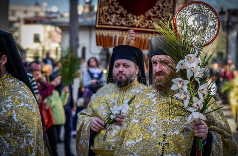 Quando Festeggiano La Pasqua Gli Ortodossi Migliaia Di Sacerdoti Ortodossi Sulla Via Celebrano La Domenica Delle
