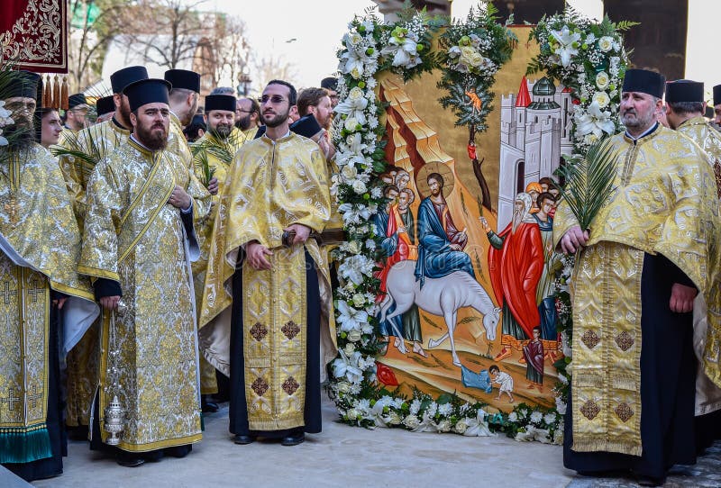 Gli Ortodossi Festeggiano La Pasqua Migliaia Di Sacerdoti Ortodossi Sulla Via Celebrano La Domenica Delle