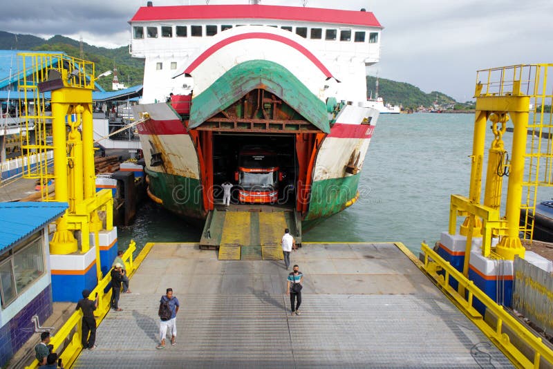 Migliaia di veicoli affollati al porto merak immagine stock libera da diritti