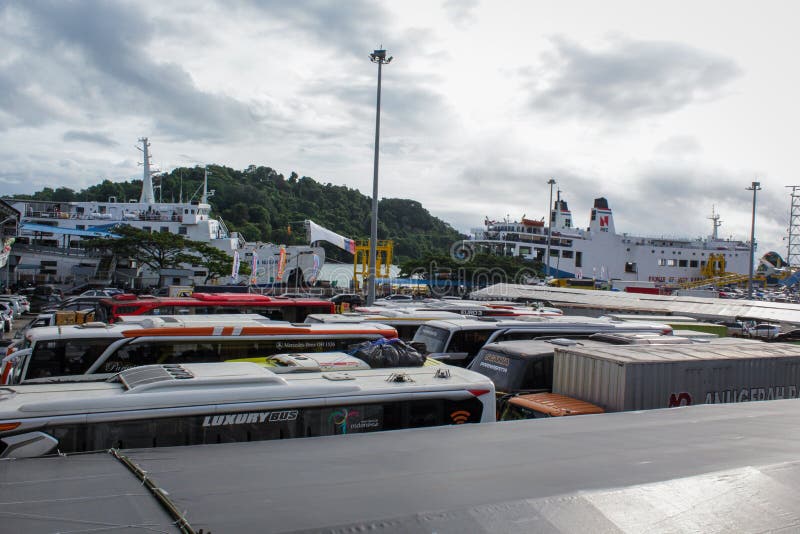 Migliaia di veicoli affollati al porto merak immagine stock libera da diritti