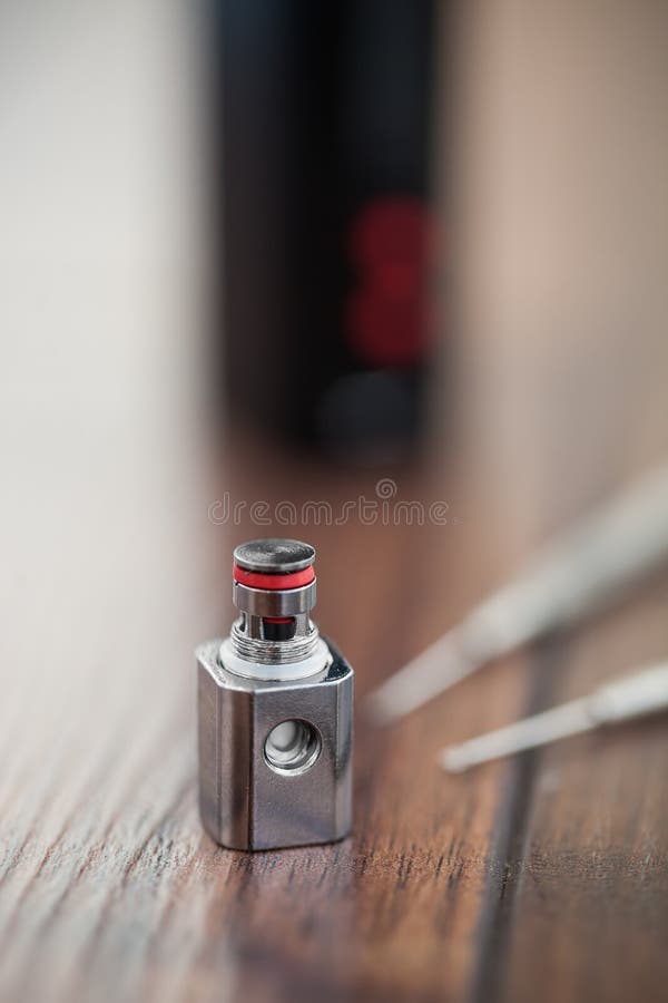 Miglioramento del vaporizzatore di e-cig con la bobina kanthal fotografie stock Miglioramento del vaporizzatore di e-cig con la bobina kanthal fotografie stock