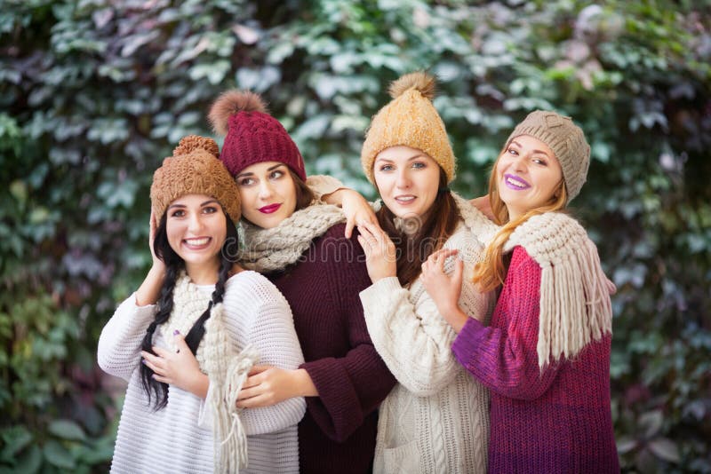 Migliori amici delle donne che sorridono e che camminano alla natura All'aperto ritratto di modo di stile di vita Emozioni positi immagine stock