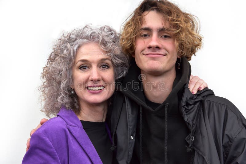 Migliori amici, madre e figlio adolescente di buon umore fotografie stock libere da diritti Migliori amici, madre e figlio adolescente di buon umore fotografie stock libere da diritti