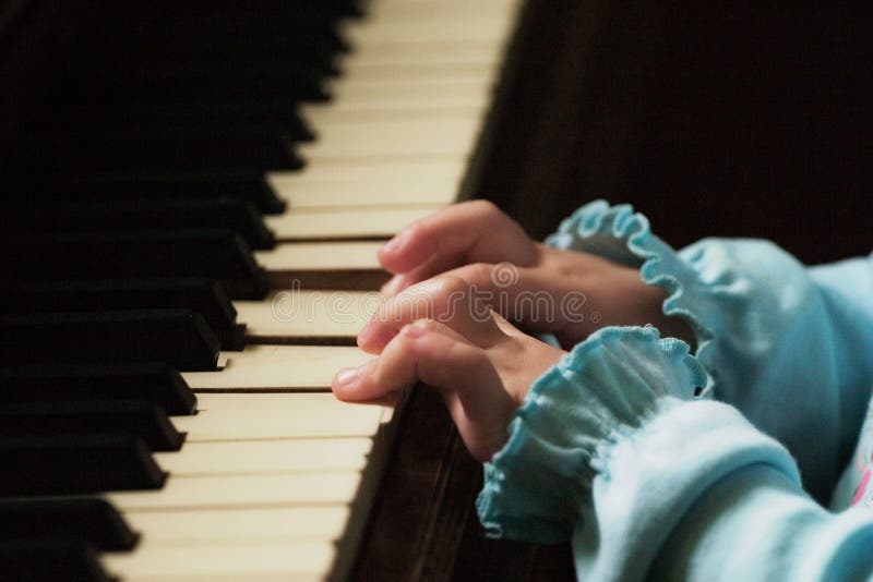 Mignoli che giocano il piano immagine stock Mignoli che giocano il piano immagine stock