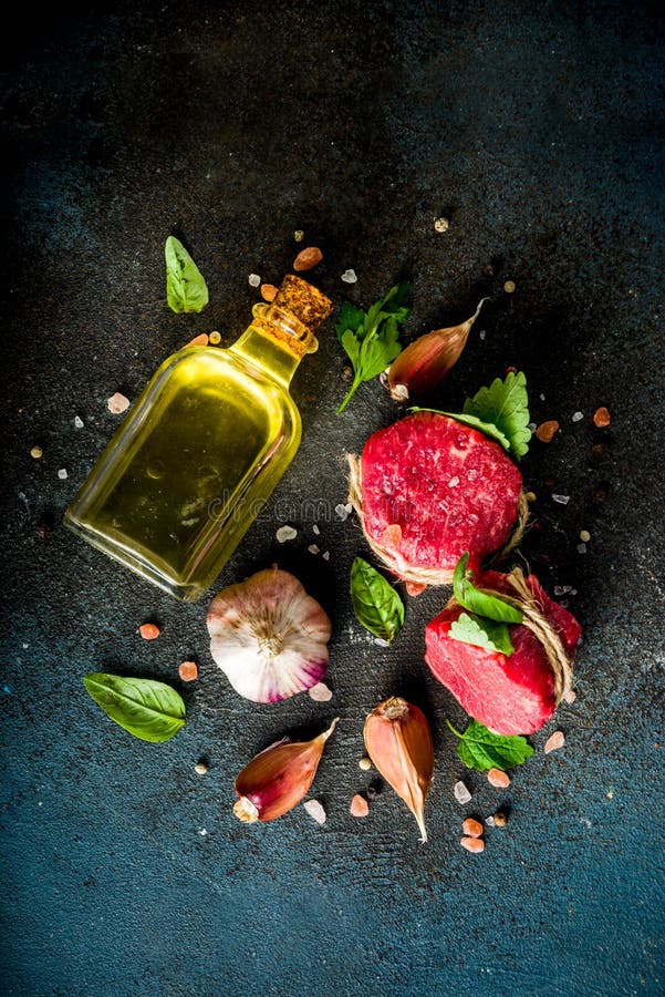 Mignon crudo dei filetti di bue del manzo fotografia stock libera da diritti Mignon crudo dei filetti di bue del manzo fotografia stock libera da diritti