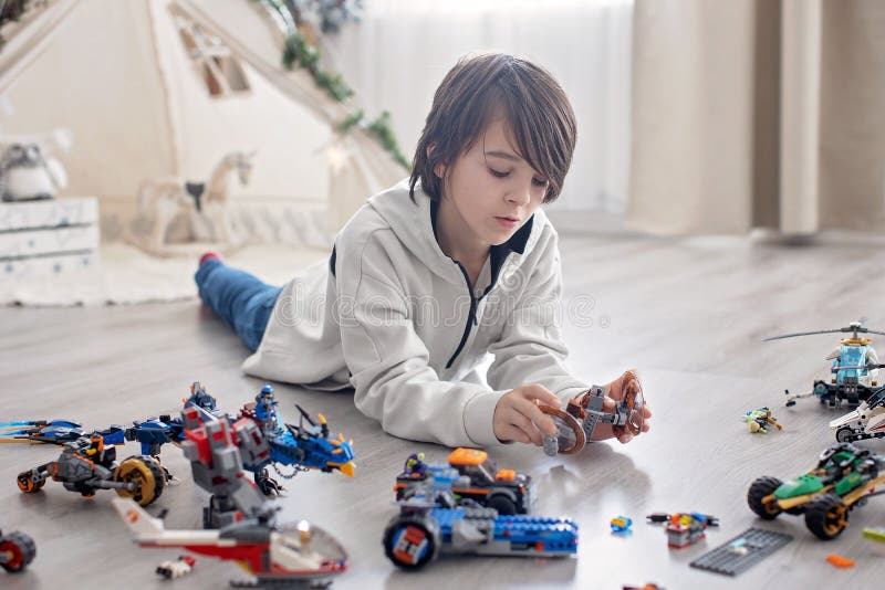 Mignon Petit Garçon Jouant Enfant D'âge Préscolaire Jouets Lego À