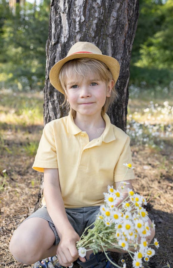 Enfant Garçon De 4 Ans Jouant Avec Un Bulldozer Jouet Sur Un Chantier De  Construction Photo stock - Image du bêcheur, industrie: 230513756