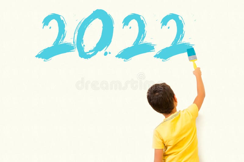Mignon petit enfant en train de dessiner la nouvelle année 2022 photo libre de droits
