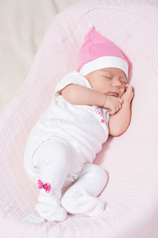 Mignon Petit Et Adorable Nouveau Ne Bebe Fille Dormir Photo Stock Image Du Paisible Porte Mignon Petit Et Adorable Nouveau Ne Bebe Fille Dormir Photo Stock Image Du Paisible Porte