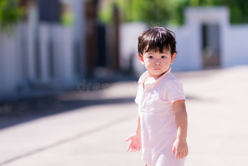 Photo libre de droit de Enfant Avec Le Masque De Visage Retournent