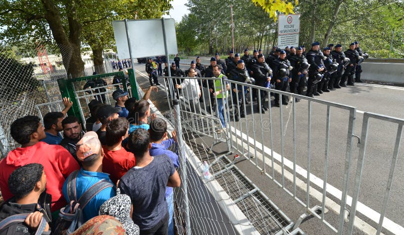 Migranten van Midden-Oosten die bij Hongaarse grens wachten stock afbeelding Migranten van Midden-Oosten die bij Hongaarse grens wachten stock afbeelding