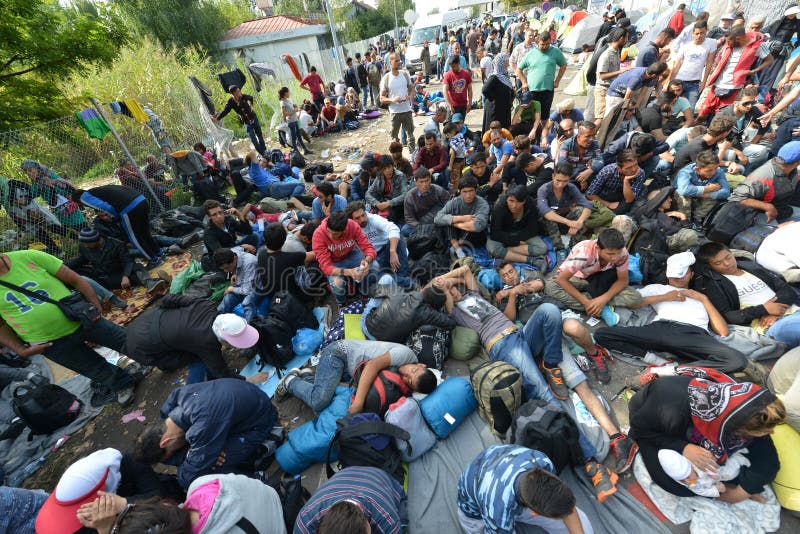 Migranten van Midden-Oosten die bij Hongaarse grens wachten stock afbeeldingen Migranten van Midden-Oosten die bij Hongaarse grens wachten stock afbeeldingen