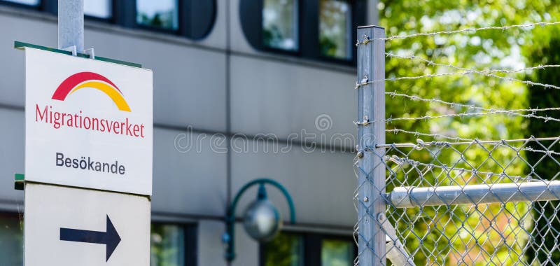 Migrationsverket, une flèche pour des visiteurs indiquant la barrière de barbelé Très une photo symbolique de tous les réfugiés q photos stock Migrationsverket, une flèche pour des visiteurs indiquant la barrière de barbelé Très une photo symbolique de tous les réfugiés q photos stock