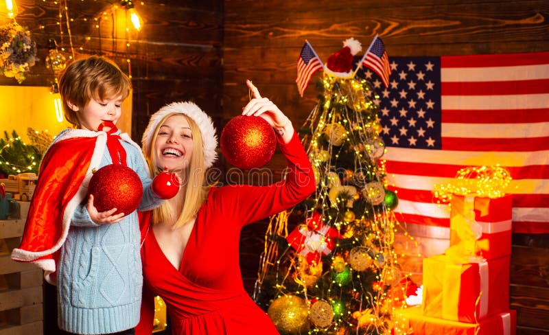 Mijn beste babysanta Moeder en weinig aanbiddelijke vriendschappelijke familie die van de kindjongen pret hebben Familie die pret royalty-vrije stock fotografie Mijn beste babysanta Moeder en weinig aanbiddelijke vriendschappelijke familie die van de kindjongen pret hebben Familie die pret royalty-vrije stock fotografie