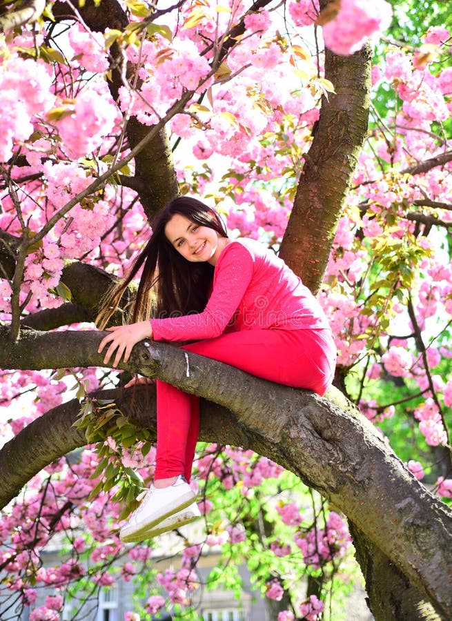 Mijn stijl is allen over comfortabel het zijn Manierkleding voor de lente Modieuze jonge dame op bloeiende boom weinig royalty-vrije stock foto's Mijn stijl is allen over comfortabel het zijn Manierkleding voor de lente Modieuze jonge dame op bloeiende boom weinig royalty-vrije stock foto's
