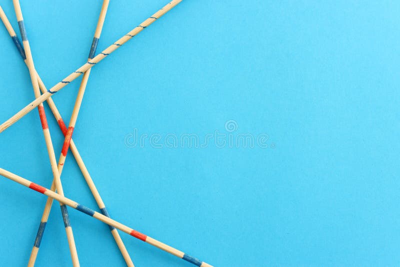 Mikado-spel över blå bakgrund. trästift som skapar en grafisk bild och en geometrisk ram arkivfoton
