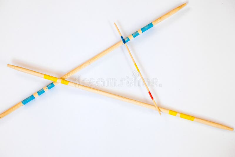 Mikadostokken op witte achtergrond worden verspreid - 9 die stock fotografie Mikadostokken op witte achtergrond worden verspreid - 9 die stock fotografie