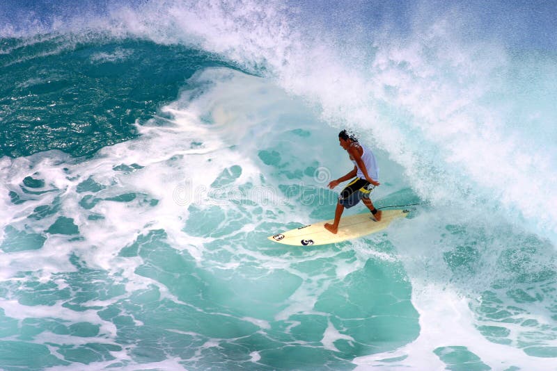 Mikala Jones surfant à la canalisation secrète images stock
