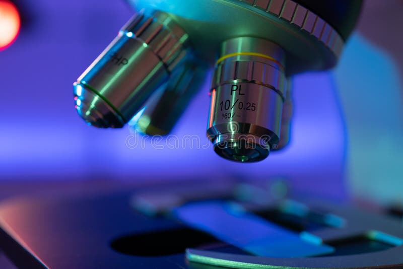 Mikrobiologiskt laboratorimikroskop i insidan av laboratoriet fotografering för bildbyråer