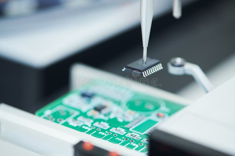 Mikrochiphalbleiterherstellung Automatenroboter, der an Bord Chip installiert